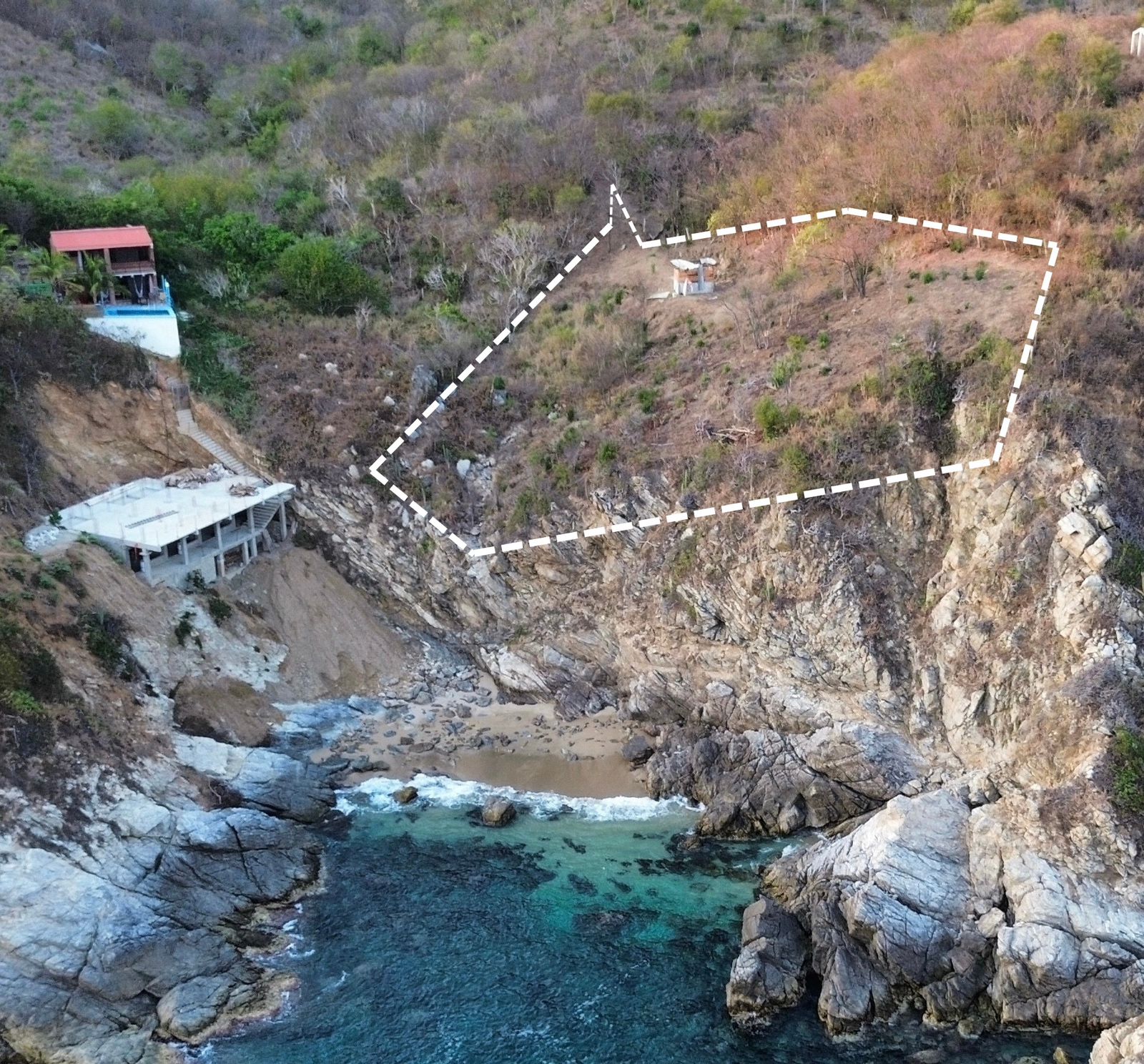 Terreno en venta sobre acantilado con vistas al mar y playa privada en Puerto Ángel