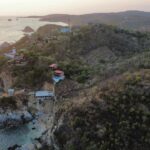 Terreno en venta sobre acantilado con vistas al mar y playa privada en Puerto Ángel - Galería